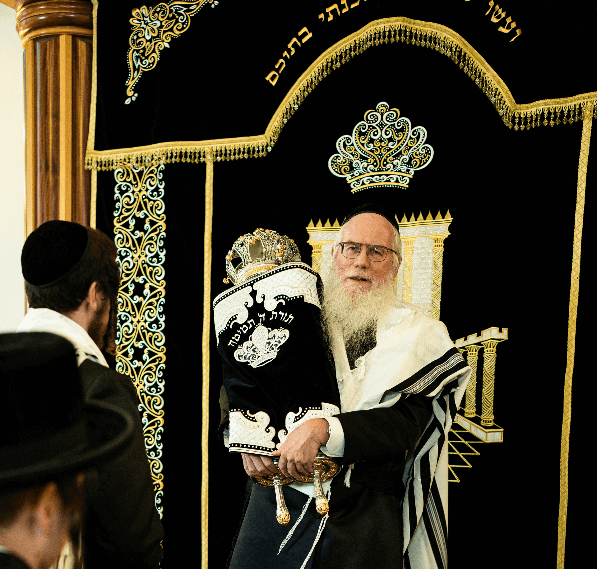 אוחז בספר התורה אתה הראת לדעת